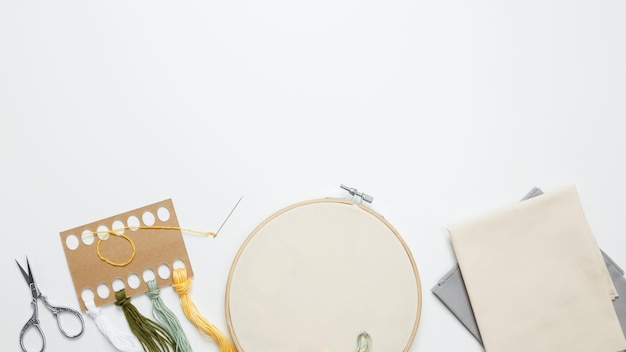 Atelier cu persoane brodând